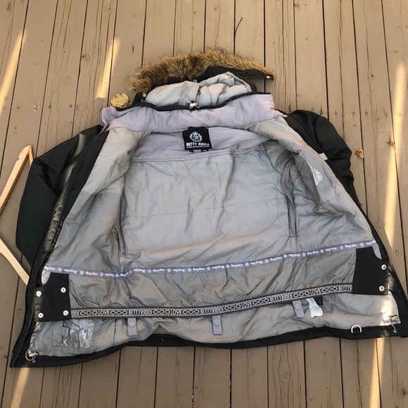 Betty Rides Snowboarding Jacket - Picture 4 of 8